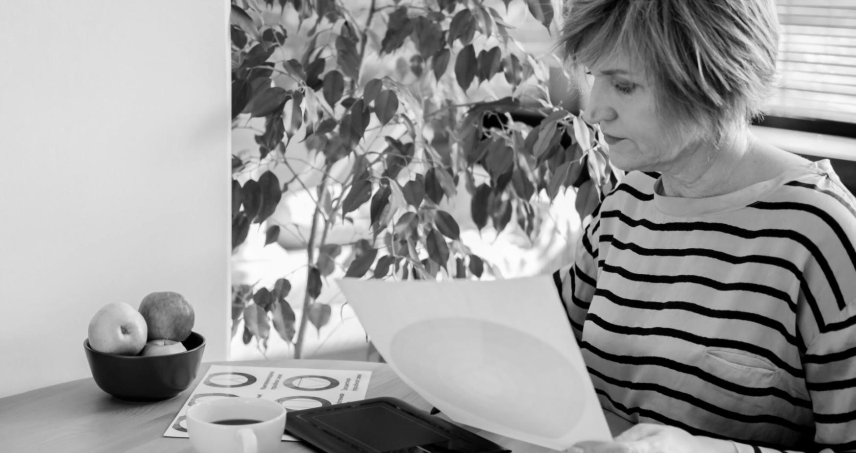 Espace de travail avec calculatrice et documents financiers pour planification budgétaire