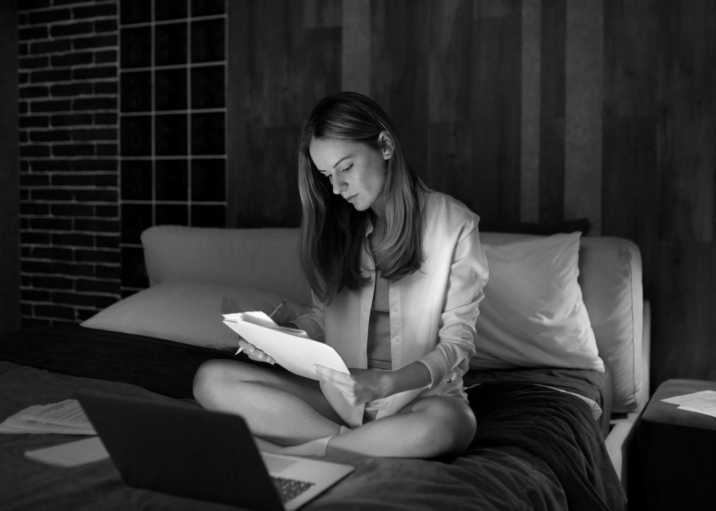 Tableaux et graphiques financiers montrant l'évolution d'un budget familial